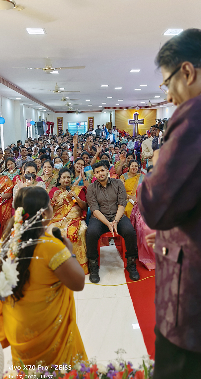 Large gathering join in celebrating the Birthday 2022 of Bro Andrew Richard with grandnuer at Prayer Centre, Budigere in Bangalore on July 17th along with large devotees and members of Grace Ministry.